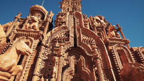 escultura de piedra intrincada