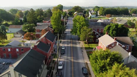 Aerial-Dolly-Im-Spätsommer-Nach-Amish-Horse-And-Buggy-In-Lancaster-County,-Pennsylvania