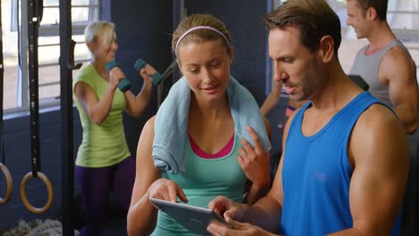 Mujer-En-Forma-Hablando-Con-Su-Entrenador.