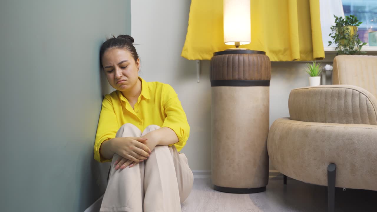 분노로 벽을 때리는 젊은 여성.