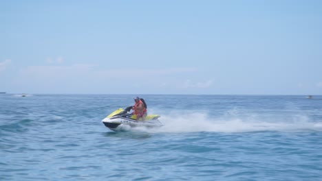 Paar-Beim-Jetski-Abenteuer-In-Der-Karibik-Auf-Türkisfarbenem-Wasser-In-Der-Sonne