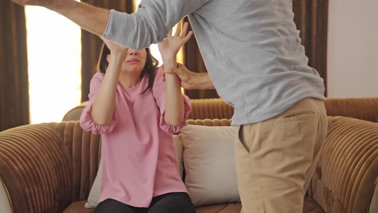 인도인 남편 이 아내 를 때리고 가정 폭력 을 보여주고 있다