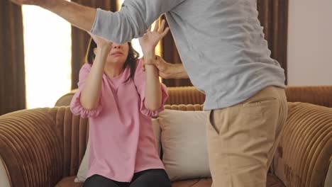 marido indio golpeando a su esposa y mostrando violencia doméstica