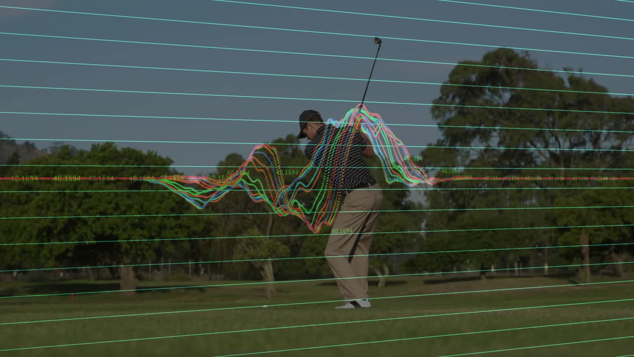 Un giocatore di golf si prepara a colpire la pallina ed esegue lo swing sul fairway, con una sovrapposizione di dati di analisi del golf che mostrano le metriche