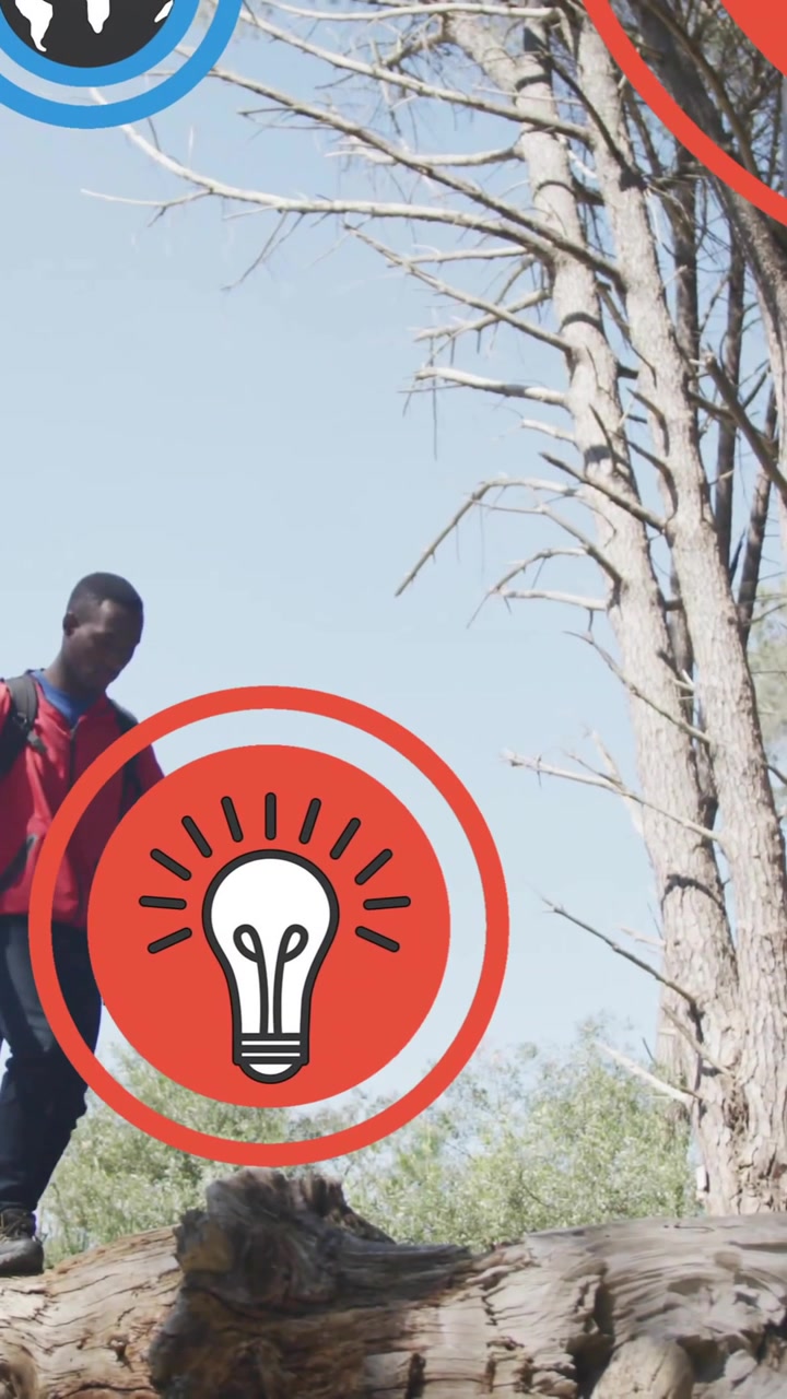 Animazione di icone in cerchi su un uomo afroamericano che indossa una maschera e cammina su un albero caduto