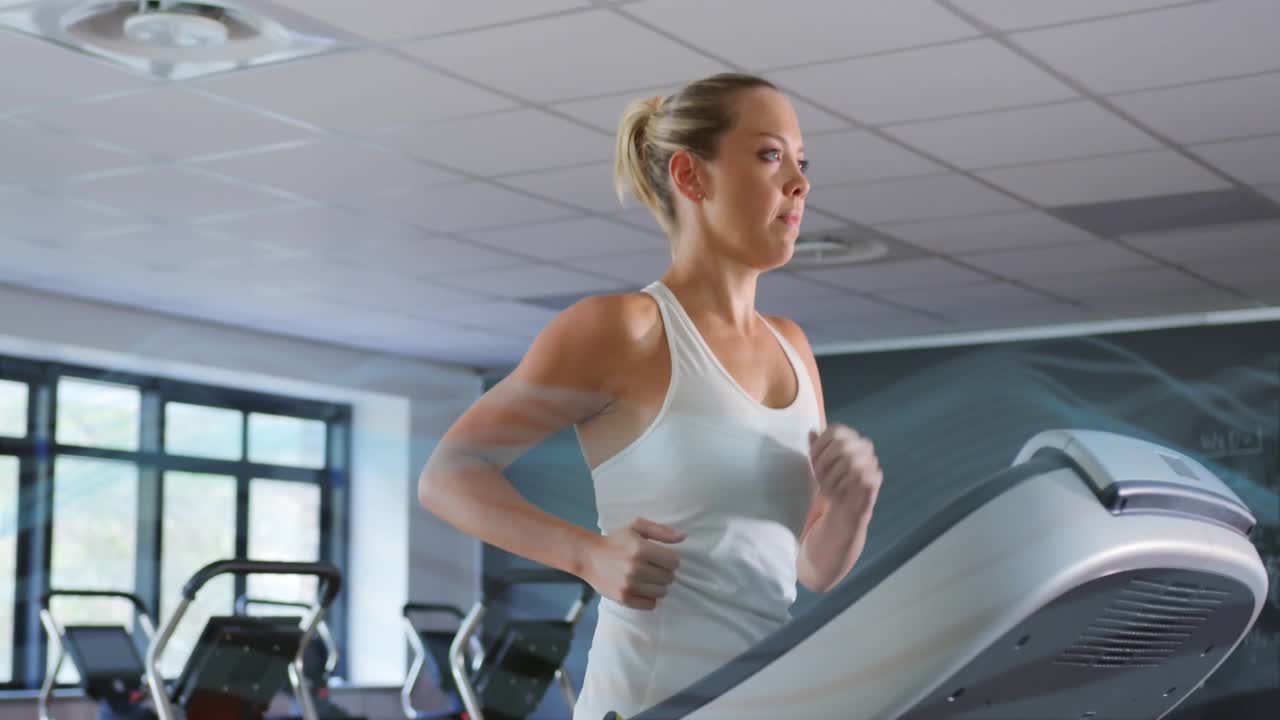 Tappeto da corsa motorizzato che scorre, stimolando l'allenamento fitness con un corridore che muove le braccia vicino alla finestra della palestra.