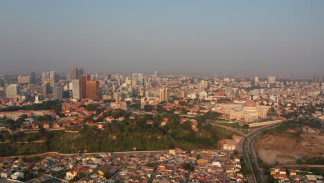 Viajando-Hacia-Abajo,-Lado-Oeste-De-La-Ciudad,-Zona-Alta-3