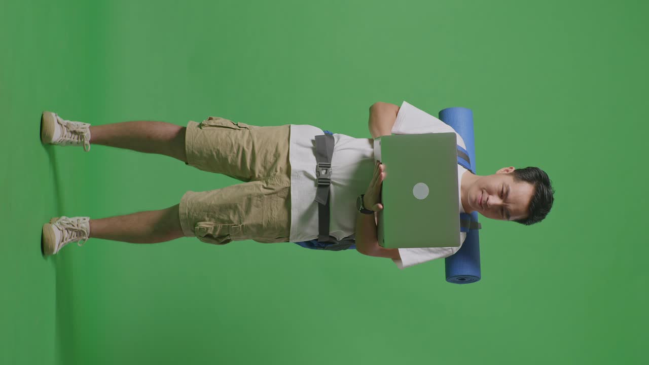 hombre con computadora portátil y mochila en pantalla verde