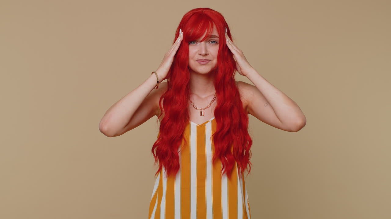 진저 소녀는 두통 문제를 치료하기 위해 사원을 마사지합니다. 긴장과 스트레스 통증으로 고통 받고 있습니다.