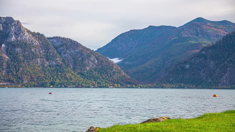 vista del lapso de tiempo de las montañas y el lago attersee