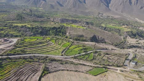 camino sinuoso con campos verdes y montañas del distrito de chuquibamba tomadas desde el aire