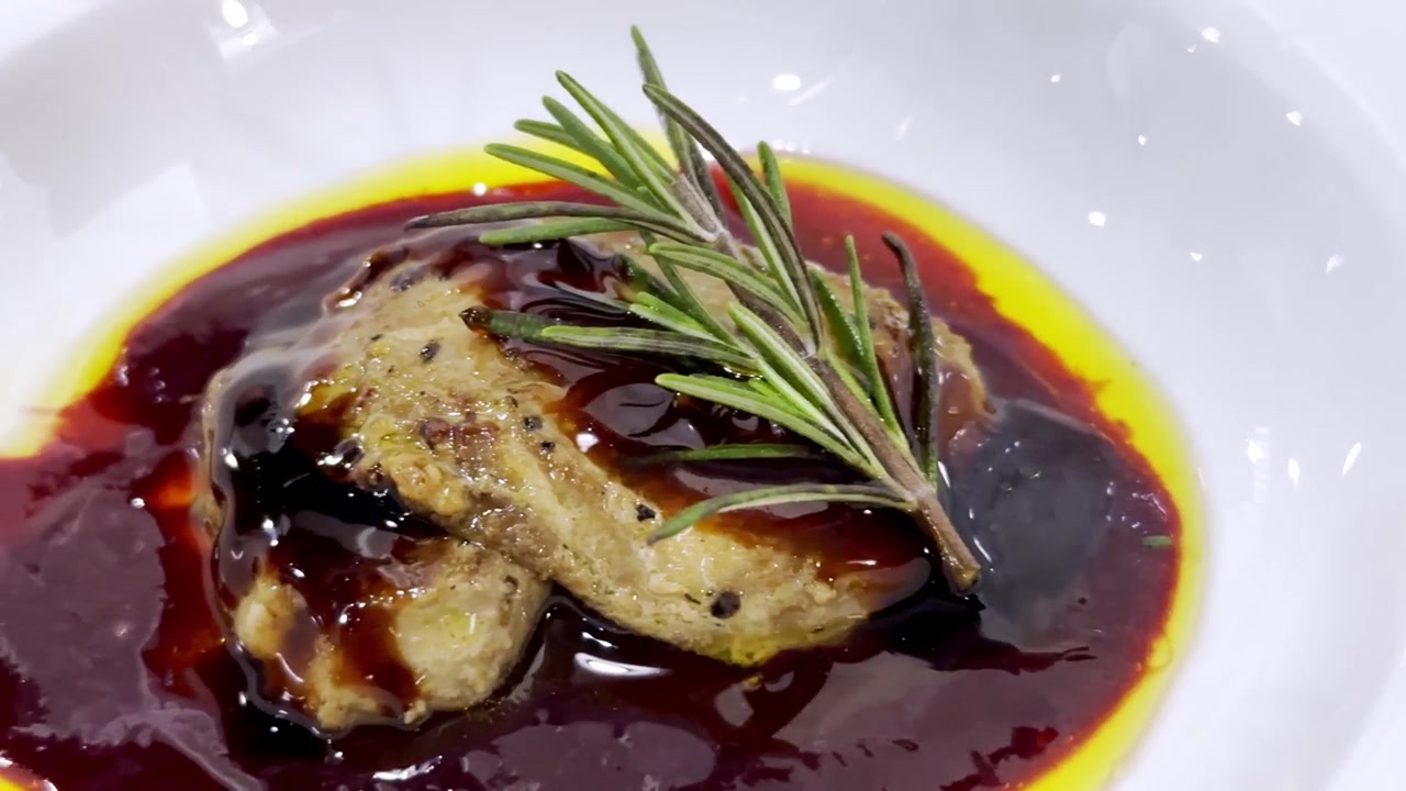 Nahaufnahme eines pfannengebratenen Gänselebersteaks, garniert mit reichhaltiger Gourmet-Sauce, das eine elegante Präsentation und luxuriöse Haute Cuisine zeigt