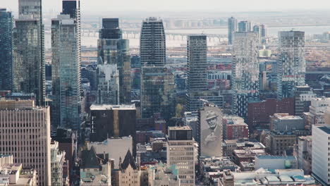 Leonard-Cohen-Wandbild-Inmitten-Des-Glatten-Glases-Und-Stahls-Der-Wolkenkratzer-In-Der-Innenstadt-Von-Montreal