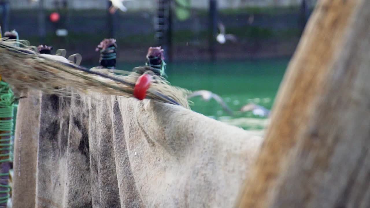 푸에르토 바르바테에서 빈 어망을 당기는 어부의 슬로우 모션 샷