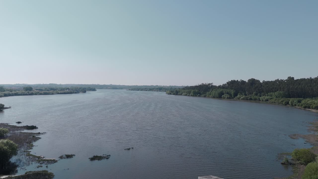 포르투갈 아베이로 (aveiro) 의 평온한 물과 울창한 환경을 가진 파테이라 데 페르멘텔로스 (pateira de fermentelos) 의 넓은 공중 풍경