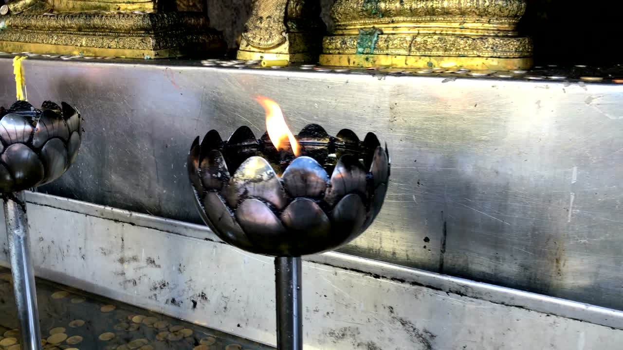 llama en lámpara de metal plateado en wat phra que doi suthep, chiang mai, tailandia