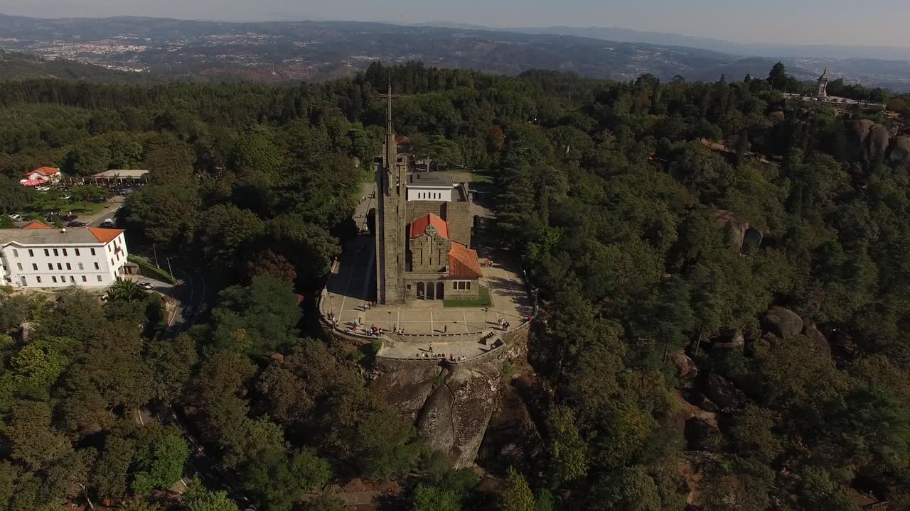iglesia en la montaña rodeada de árboles verdes