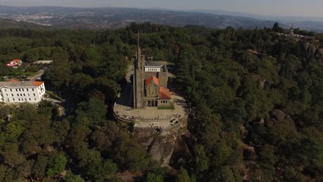 Iglesia-En-La-Montaña-Rodeada-De-árboles-Verdes