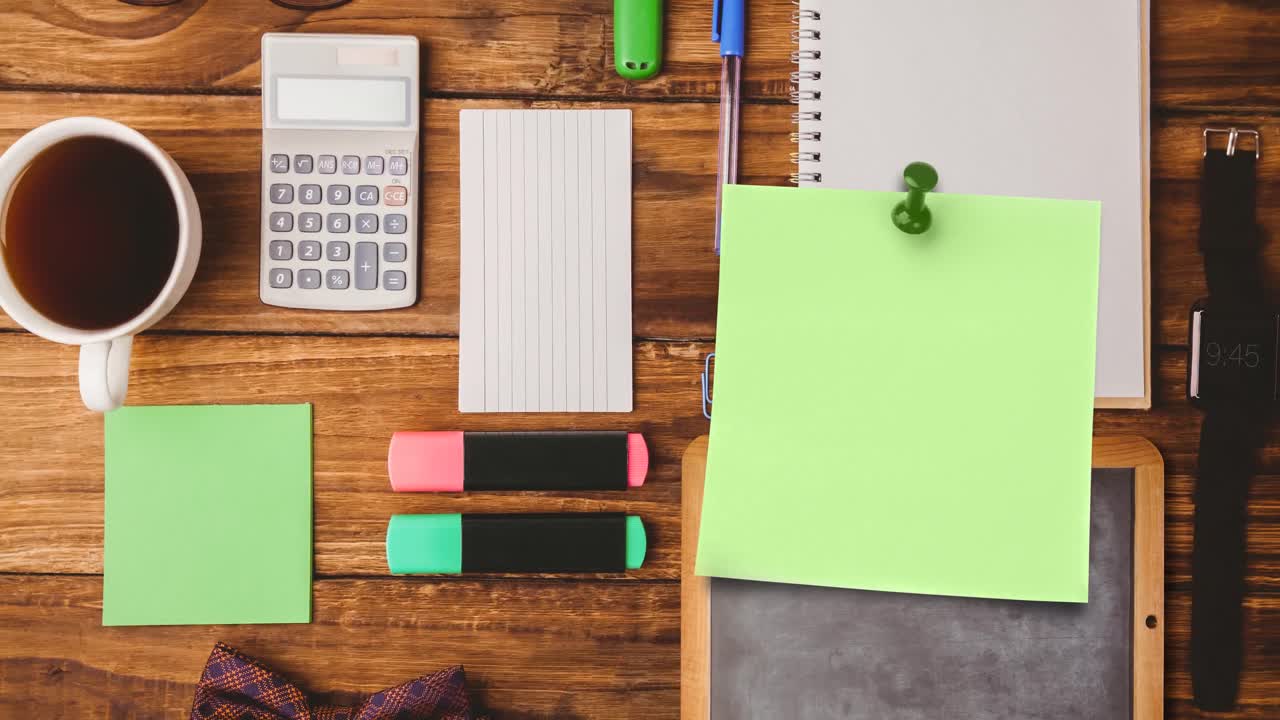 animación de nota de memorando con espacio de copia sobre artículos de oficina ordenados en el escritorio