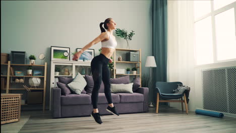 mujer haciendo sentadillas en casa