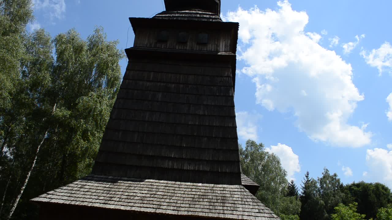 Chiesa di legno. Una vecchia chiesa ortodossa in legno spostata da un villaggio vicino e reinstallata nel museo di architettura popolare "Shevchenko Guy". Leopoli, Ucraina.