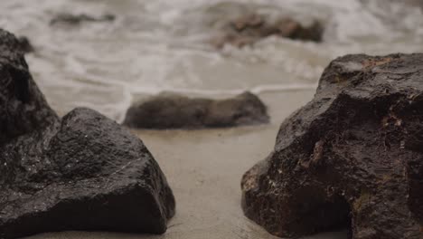 rocas de playa con agua corriendo a través de ellas
