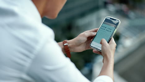 voluntario, teléfono o manos en internet