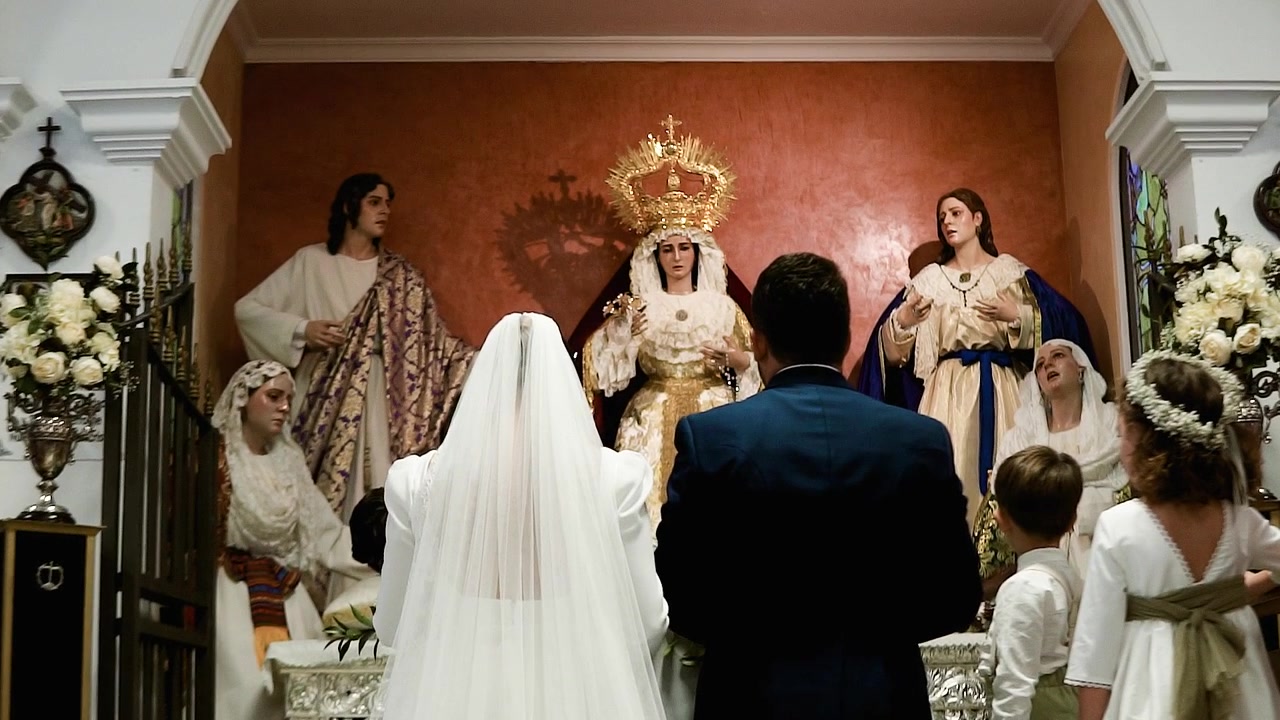Sposi al loro matrimonio cattolico che si giurano amore eterno all'altare davanti alla Vergine Maria