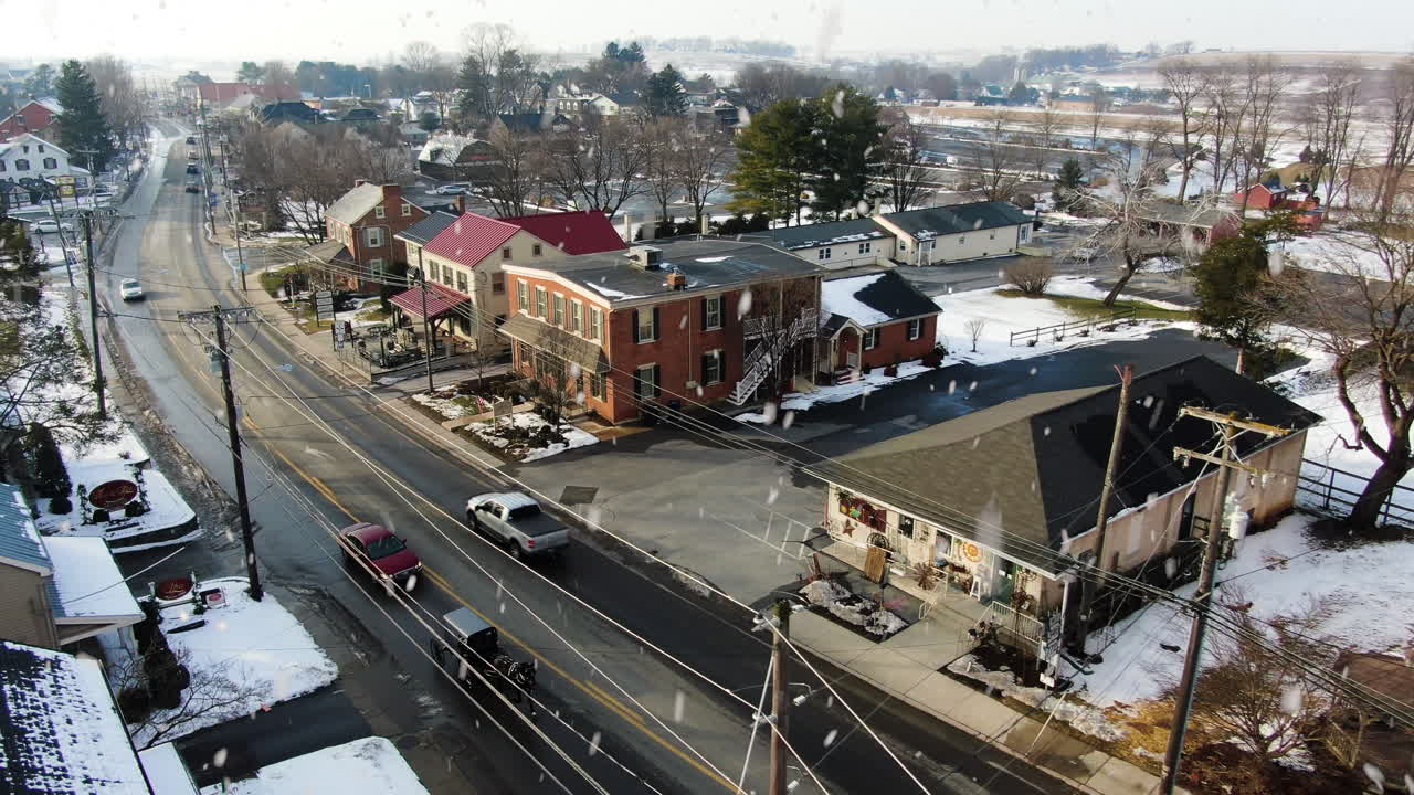 buggy aéreo tirado por caballos trotando por las calles de la ciudad durante las nevadas