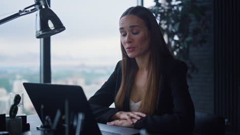 lady talking with client