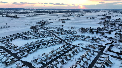 Vorstadthäuser-Und-Ländliche-Bauernhoffelder-Im-Winterschnee-Bei-Buntem-Sonnenuntergang