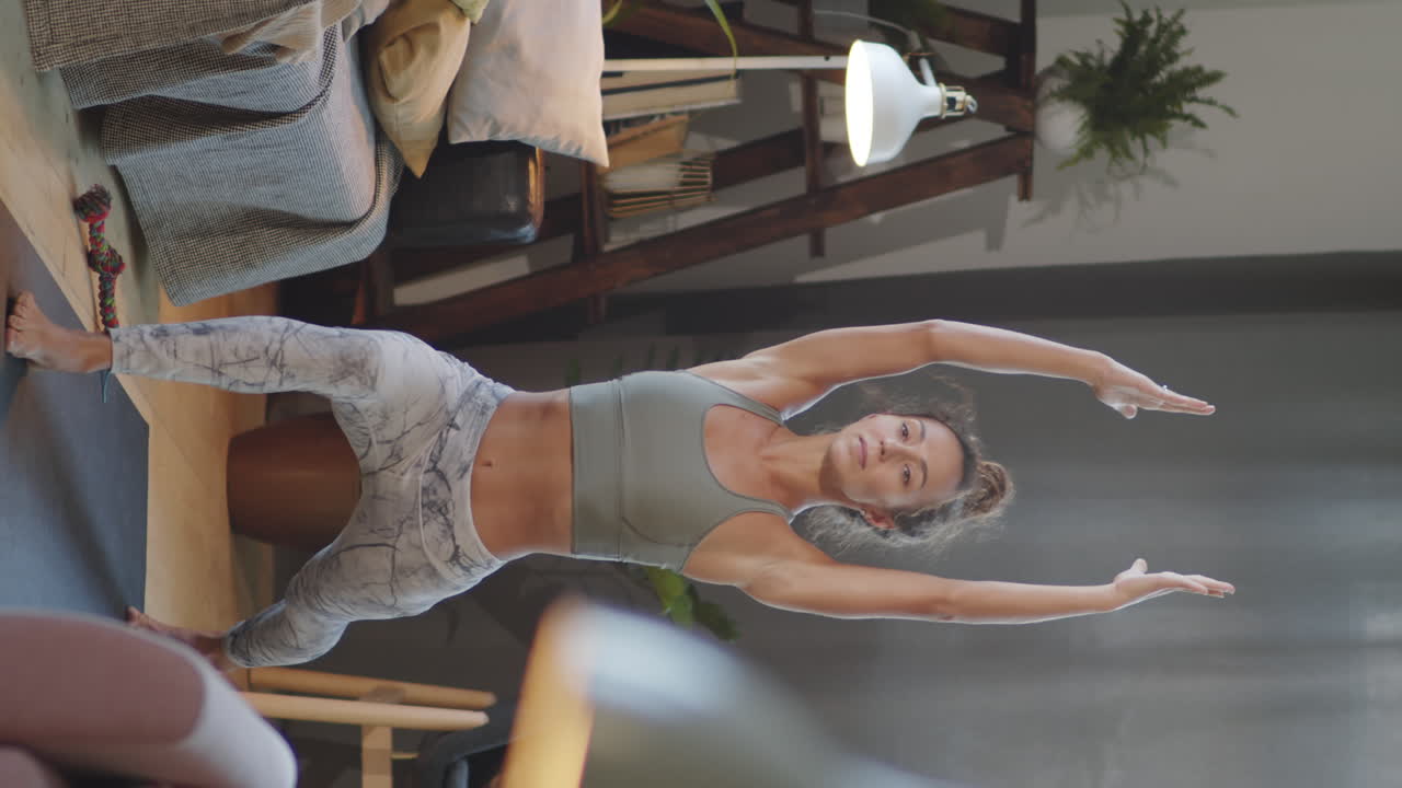 mujer practicando yoga en casa