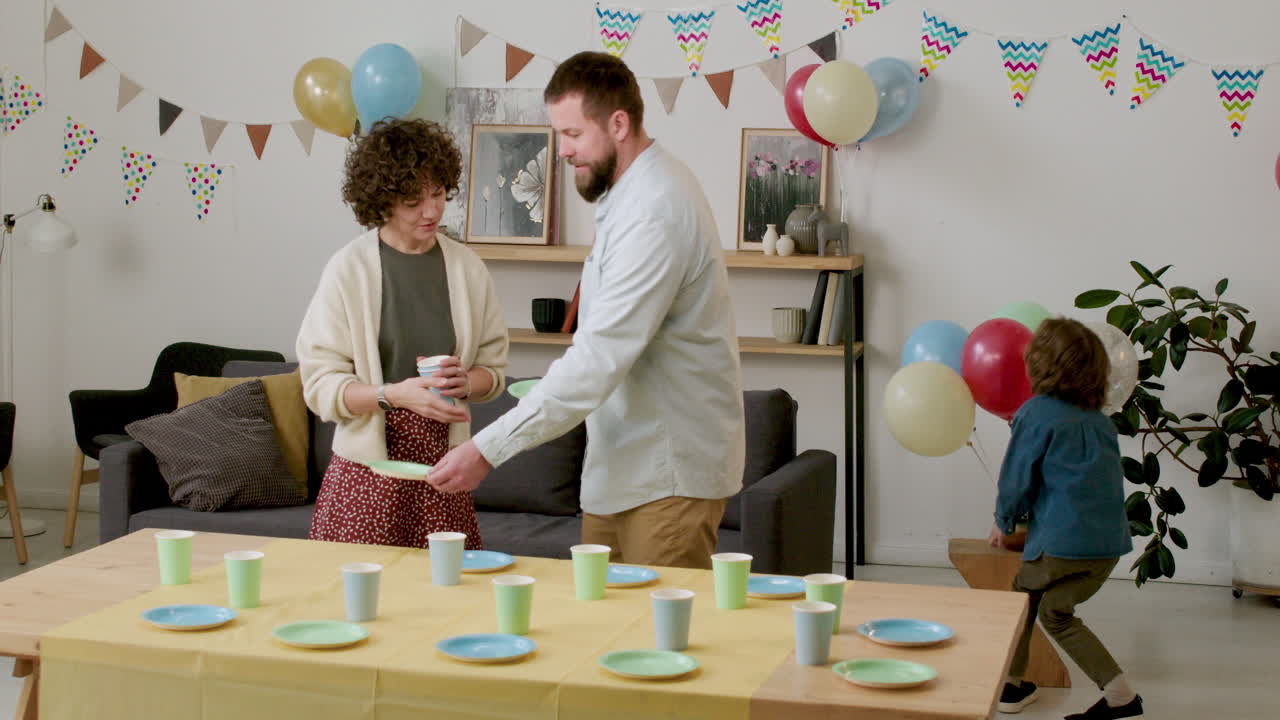 una pareja preparando la mesa.