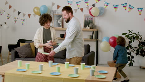 un couple qui met la table