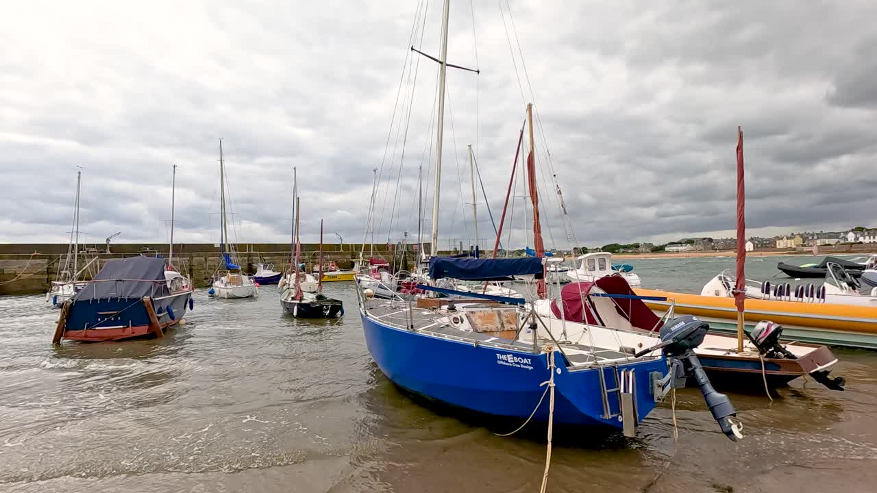 barcos atracados en un puerto de fife, escocia