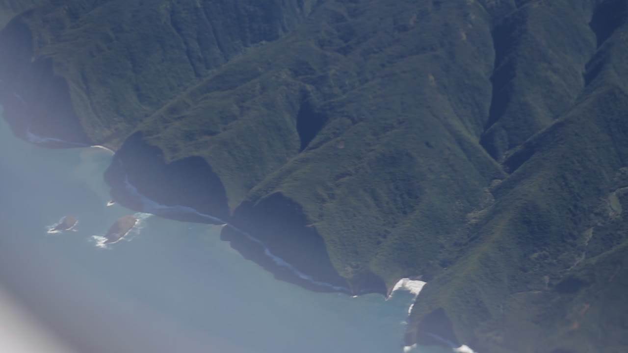 하와이 섬 해안에 파도 충돌