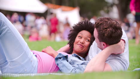 Pareja-Relajándose-En-El-Césped-En-Un-Evento-Al-Aire-Libre