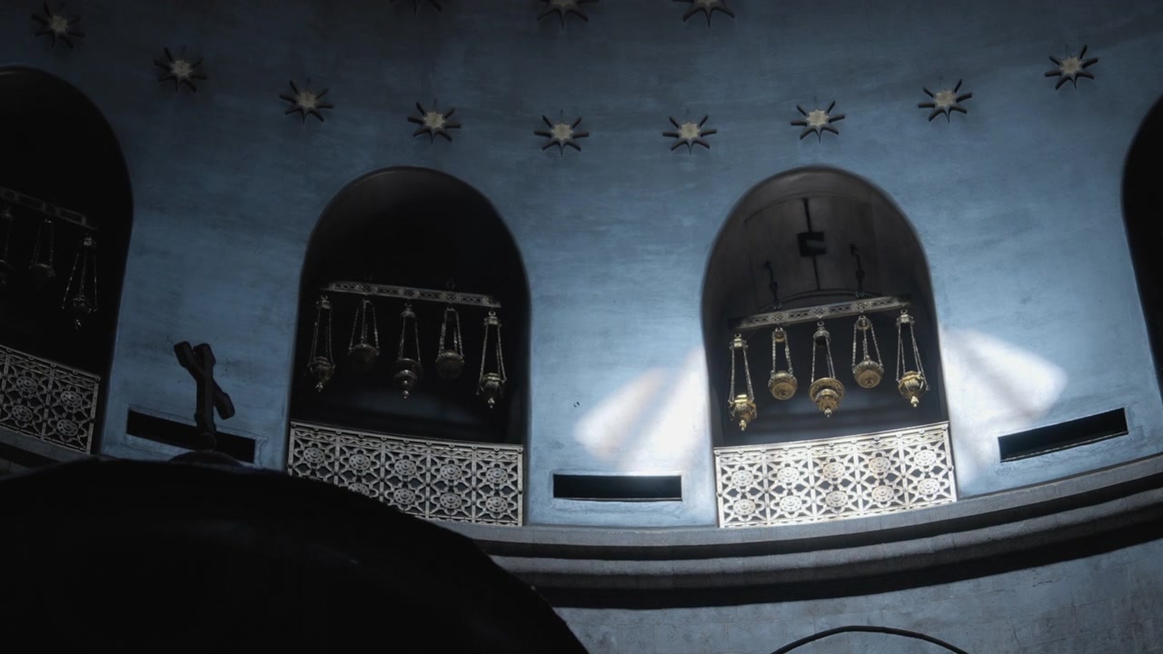 Kilise iç duvarına vuran ışık