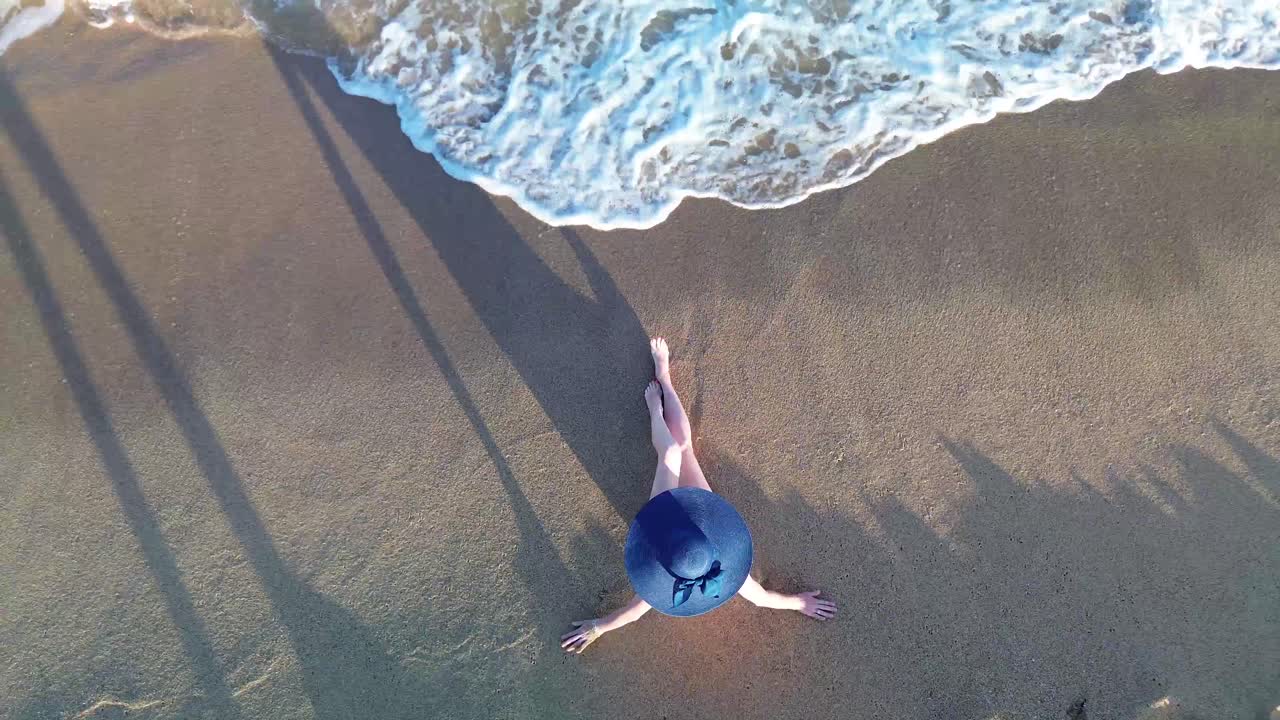 해변에 앉아 있는 여자