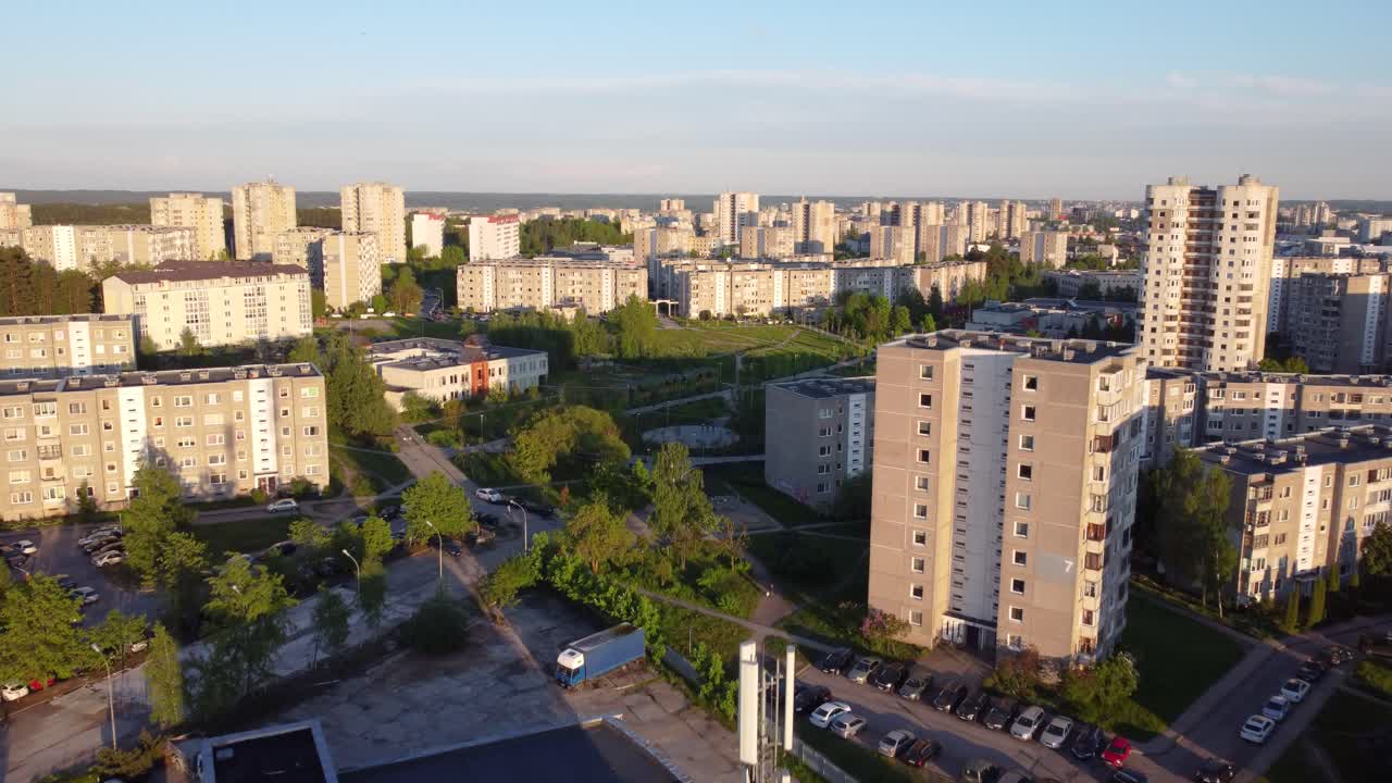 리투아니아 빌니우스에 있는 소비에트 계획 주거 지역 파비조니스크의 오름차순 저공비행, hbo 체르노빌 촬영지