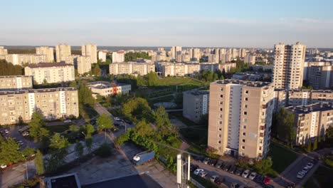 Aufsteigender-Vorbeiflug-An-Einem-Von-Der-Sowjetunion-Geplanten-Wohnviertel-Fabijoniskes-In-Vilnius,-Litauen,-HBO-Drehort-Von-Tschernobyl