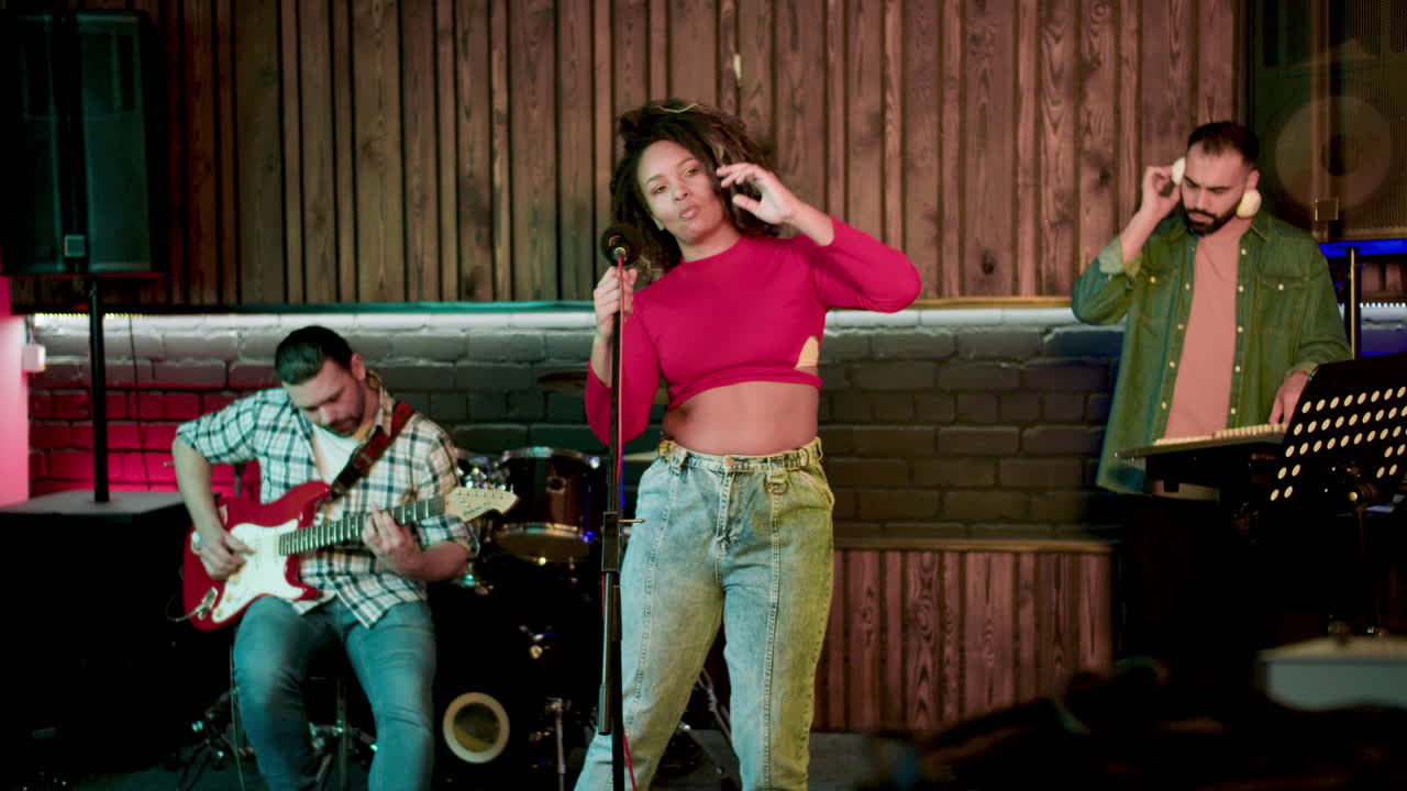 스튜디오에 있는 음악 그룹