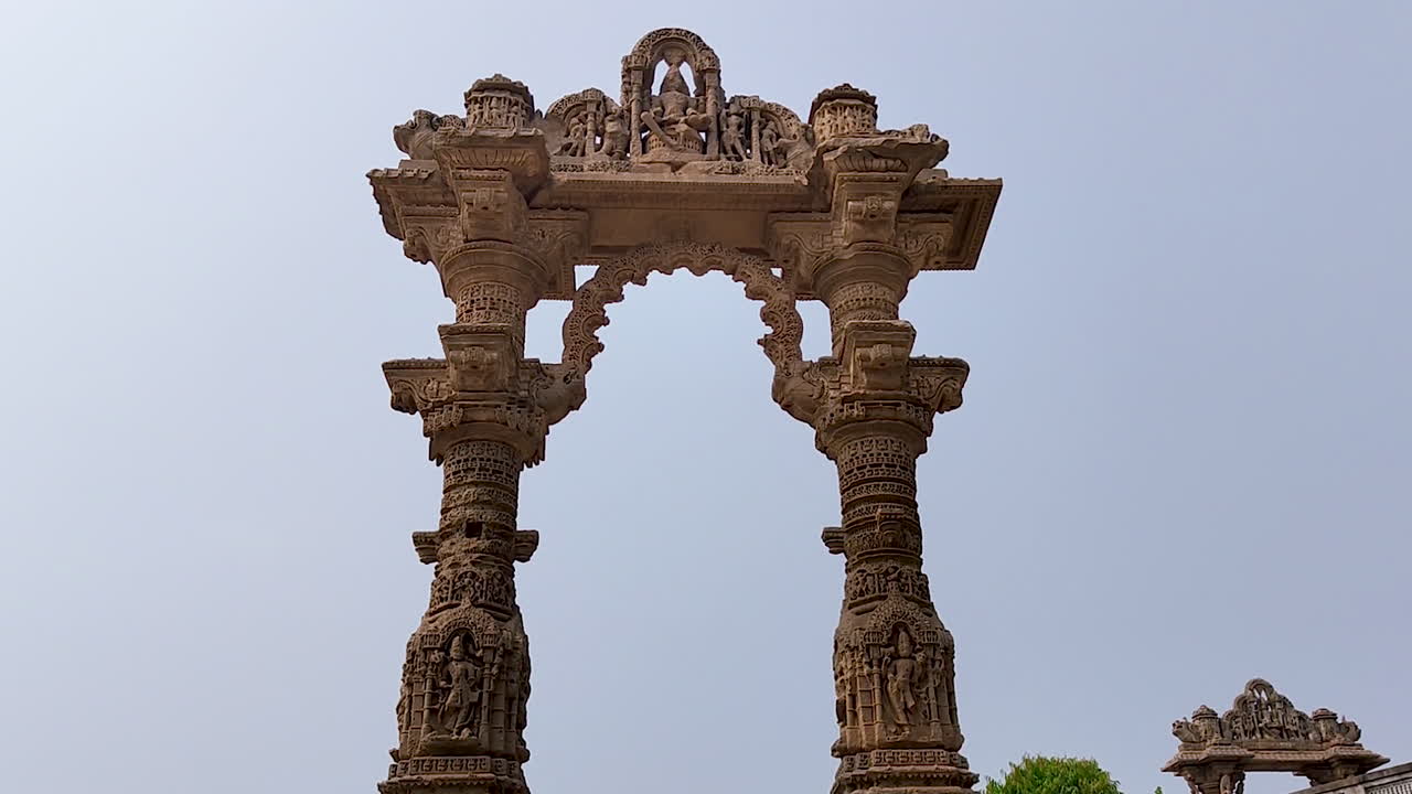 Vadnagar Gujarat India Narsinh Maheta Ni Chowri pilar batu kuno yang menampilkan ukiran detail dan arsitektur warisan Hindu, landmark bersejarah untuk konten budaya, agama, dan perjalanan