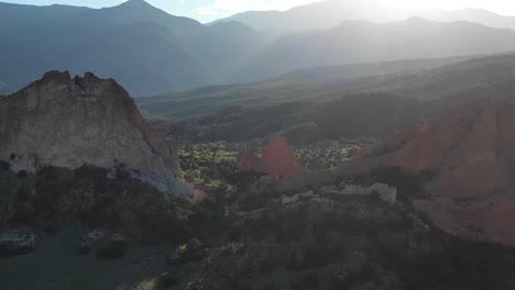 Jardín-De-Los-Dioses-Puesta-De-Sol-Aéreo-Pan-Drone-Material-De-Archivo