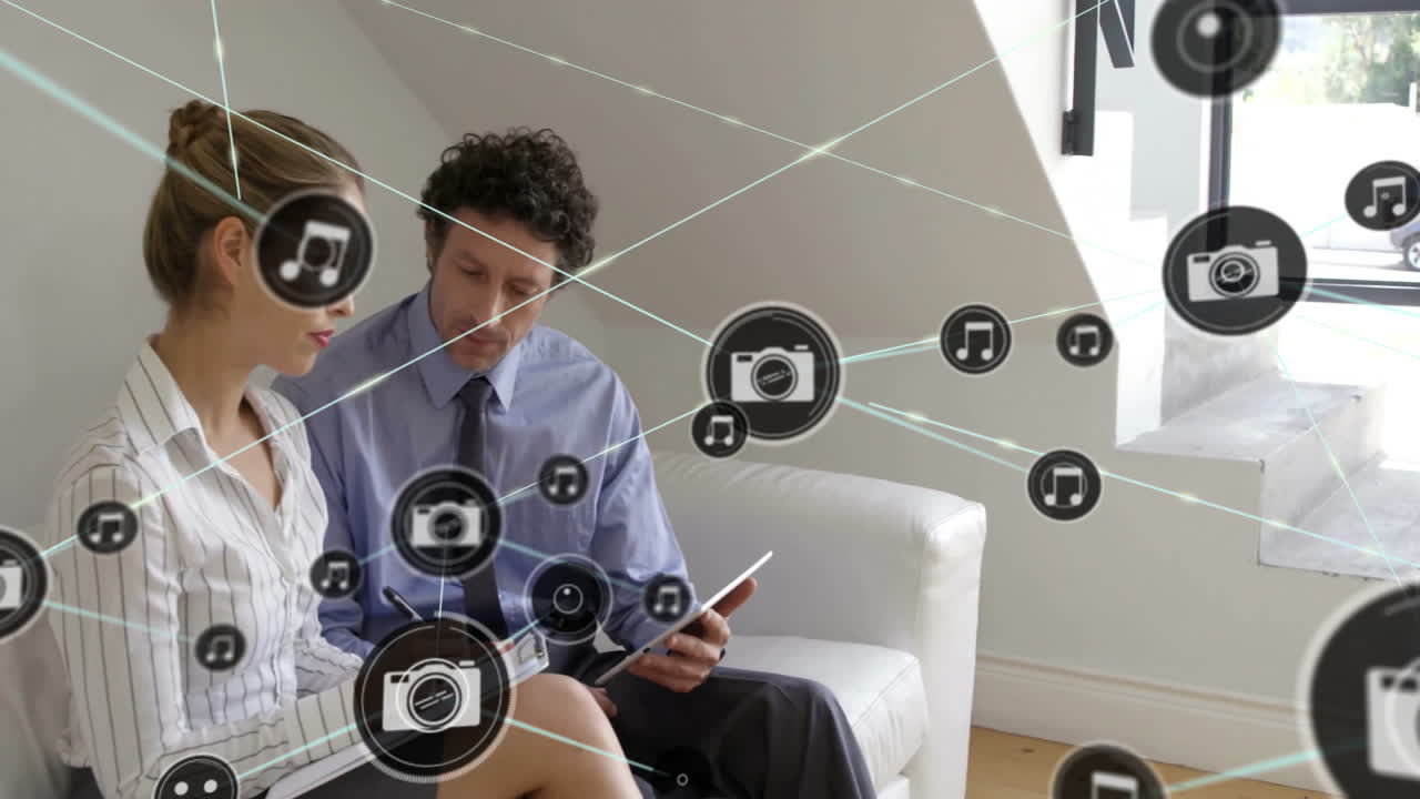 animación de la red de medios sobre colegas caucásicos femeninos y masculinos en discusión usando tableta