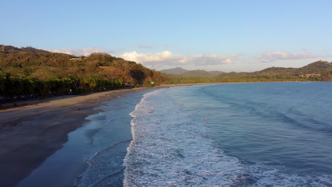 Sobrevuelo panorámico con dron por la tarde sobre la playa tropical Carrillo, Costa Rica, 4K