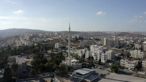 el minarete de la torre de la mezquita dorada en beit hanina, jerusalén, aéreo