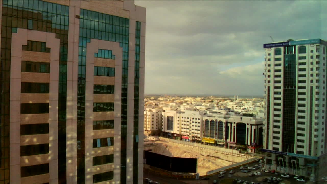 lapso de tiempo de edificios modernos y rascacielos en abu dhabi en los emiratos árabes unidos