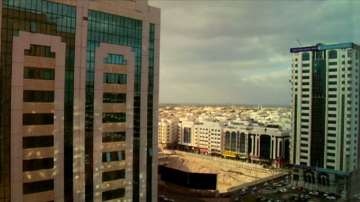 Timelapse di edifici moderni e grattacieli ad Abu Dhabi, negli Emirati Arabi Uniti