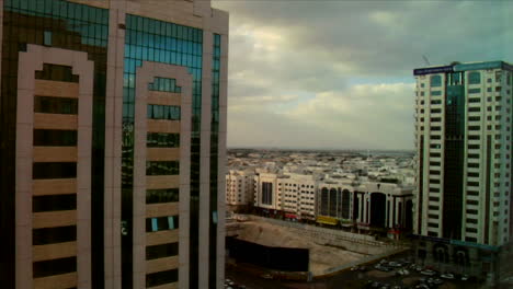 lapso de tiempo de edificios modernos y rascacielos en abu dhabi en los emiratos árabes unidos